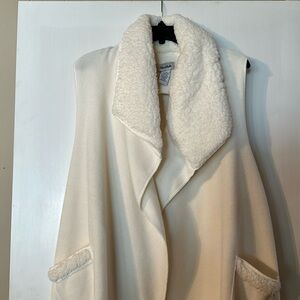 Sale!  Woman’s LeMode sleeveless tunic size XL-XXL with pockets